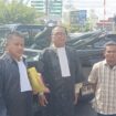 Tim Kuasa Hukum Hajidin, Anto Astari SH dan Ridwan SH saat menghadirkan barang bukti motor hasil perampokan serta salah satu saksi ke Pengadilan Negeri (PN) Kayuagung.