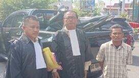 Tim Kuasa Hukum Hajidin, Anto Astari SH dan Ridwan SH saat menghadirkan barang bukti motor hasil perampokan serta salah satu saksi ke Pengadilan Negeri (PN) Kayuagung.