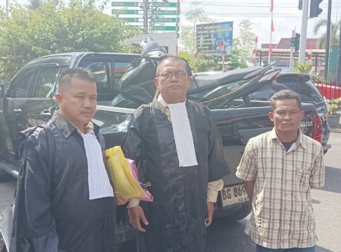 
Tim Kuasa Hukum Hajidin, Anto Astari SH dan Ridwan SH saat menghadirkan barang bukti motor hasil perampokan serta salah satu saksi ke Pengadilan Negeri (PN) Kayuagung.
