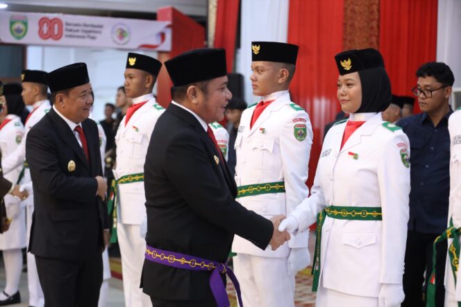 
Gubernur Herman Deru Kukuhkan 50 Paskibraka Sumsel, Tugas Sakral di HUT RI ke-80 Menanti