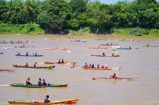 
56 Perahu Ketek Adu Cepat di Sungai Musi, Hadiah Utama Rp 5 Juta Plus Mesin Ketek