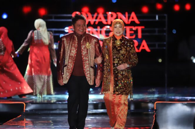 
					Gubernur Herman Deru Curi Perhatian dengan Songket Bunga Cina di Swarna Songket Nusantara 2025