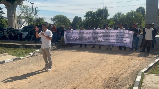 
					Puluhan Aktivis SIRA Demo di Kejati Sumsel, Desak Usut Proyek Jalan Hauling PT Levi Bersaudara Abadi