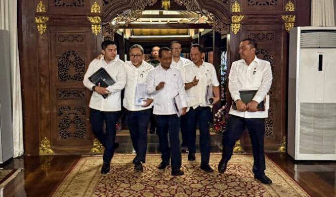 
Presiden Prabowo Gelar Pertemuan Mendadak Bahas Penertiban Kawasan Hutan dan Tambang Ilegal