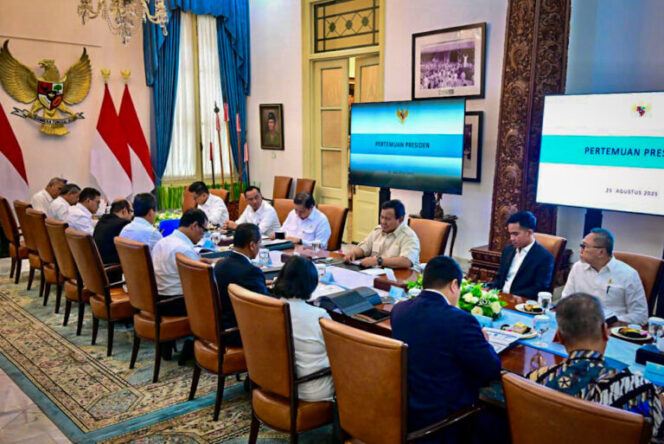 
Prabowo Perintahkan Percepatan Program Listrik Desa untuk 5.700 Desa dan 4.400 Dusun