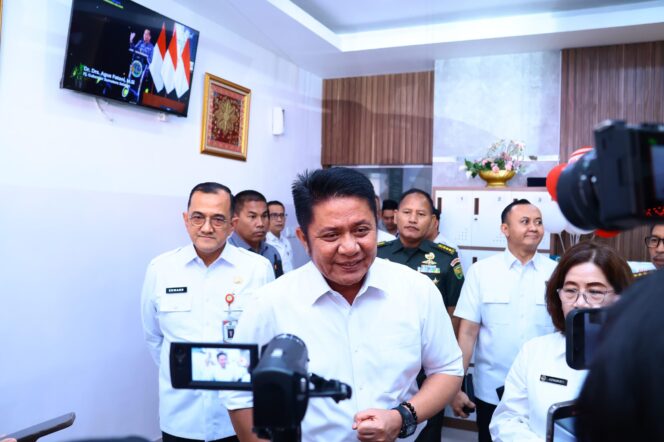 
Sertifikat HPL Diserahkan, Herman Deru: Proyek Pelabuhan Tanjung Carat Siap Dilanjutkan Tahapan Konstruksi