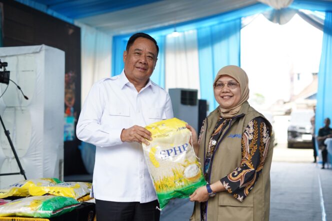 
Gerakan Pangan Murah Polri Serentak di 44 Titik Sumsel, Cik Ujang: Bukti Negara Hadir Ditengah Masyarakat