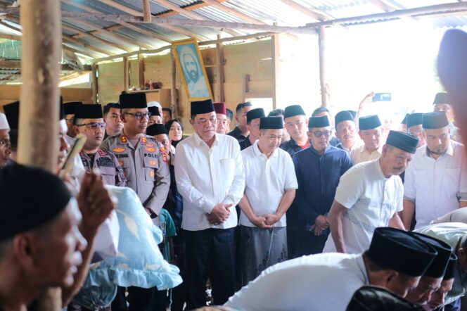 
Pemkab Muba Berduka, Istri Wabup Kyai Rohman Dimakamkan dengan Suasana Haru