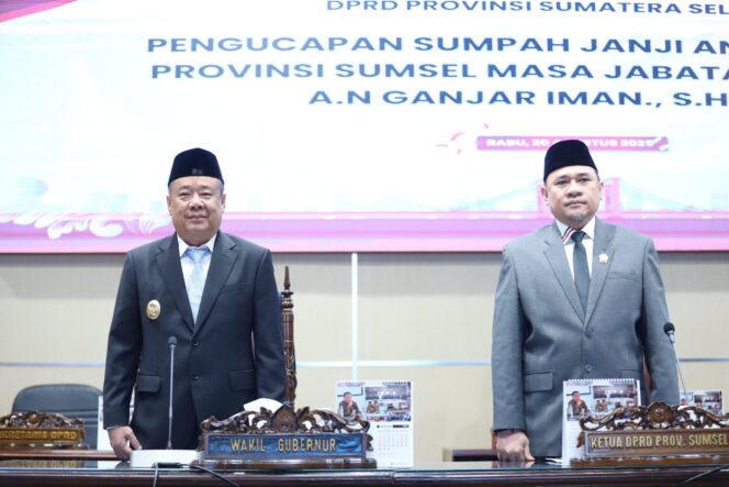 
Cik Ujang Hadiri Paripurna PAW DPRD Sumsel, Ganjar Iman Resmi Dilantik Gantikan Samsul Bahri