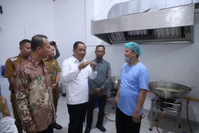 
Cik Ujang Resmikan SPPG Sofyan Kenawas Gandus, Jadi Percontohan Program Makan Bergizi Gratis di Sumsel