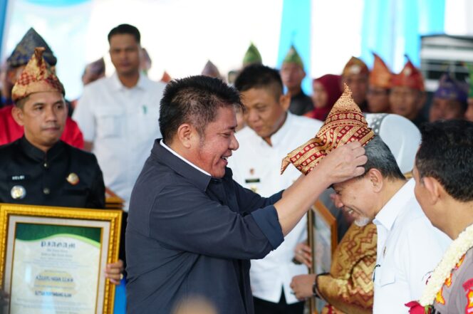 
Kunker ke Sumsel, Herman Deru Serahkan Gelar Adat Komering ke Lima Tokoh Nasional