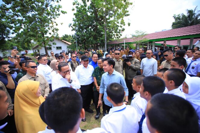 
Wapres Gibran dan Herman Deru Kunjungi Sekolah Rakyat Palembang