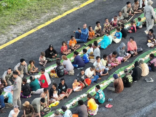 
					Satgas Ops Damai Cartenz Gelar Makan Bersama Warga di Kiwirok