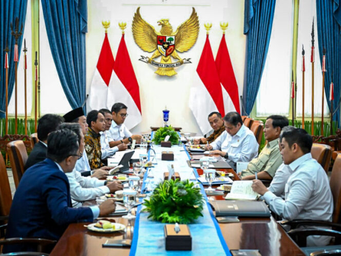 
					Prabowo Pimpin Rapat Terbatas Bahas Akselerasi Pertumbuhan Ekonomi