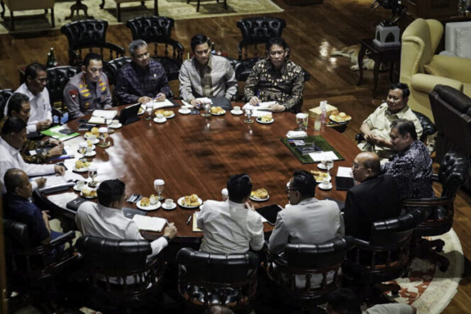 
Prabowo Instruksikan Prototipe Listrik Pedesaan Tenaga Surya dan Bahas Giant Sea Wall di Hambalang