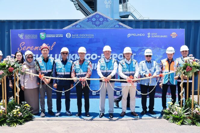 
Cik Ujang Lepas Ekspor Perdana Kerupuk dan Gula Aren ke Taiwan