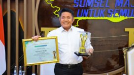 Gubernur Sumsel Herman Deru Raih Penghargaan Kepala Daerah Peduli Pesantren di Ajang Pesantren Award 2025