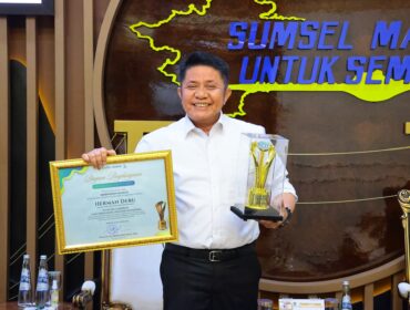 Gubernur Sumsel Herman Deru Raih Penghargaan Kepala Daerah Peduli Pesantren di Ajang Pesantren Award 2025