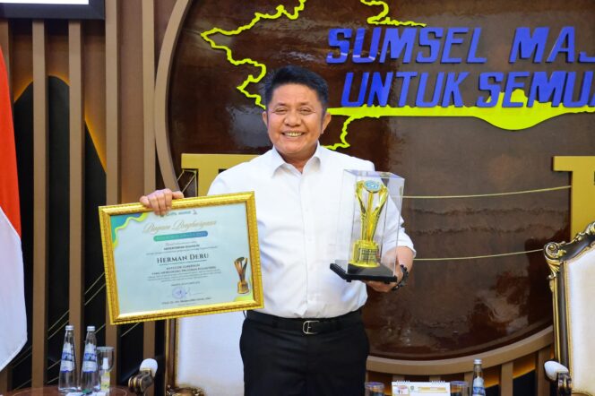
					Gubernur Sumsel Herman Deru Raih Penghargaan Kepala Daerah Peduli Pesantren di Ajang Pesantren Award 2025