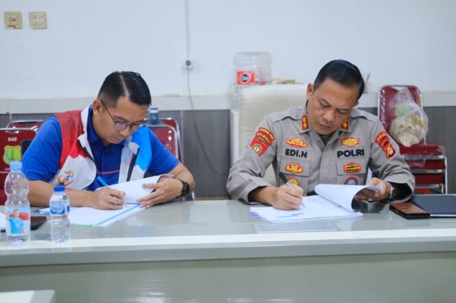 
Polda Sumsel Teken Berita Acara Risk Assessment dan Gelar Simulasi Penguraian Penonton Pasca Defile Porprov