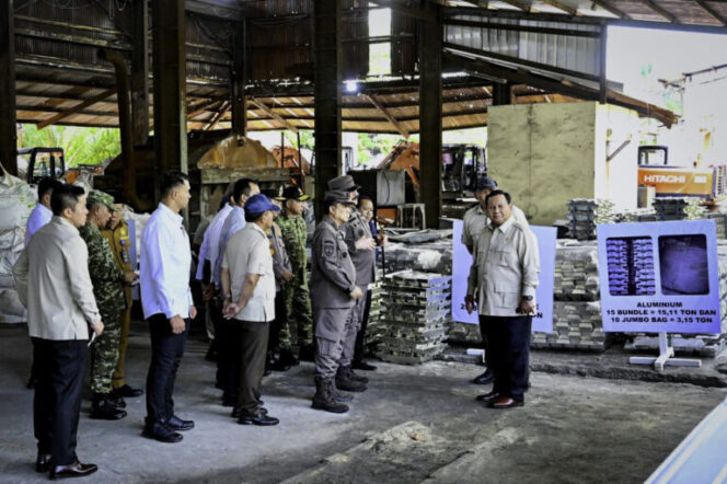 
					Prabowo Saksikan Langsung Penyerahan Aset Barang Rampasan Negara dari Tambang Ilegal kepada PT Timah