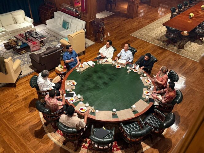 
Presiden Prabowo Gelar Diskusi dengan Ketua MPR dan Sejumlah Menteri Bahas Isu Terkini