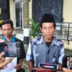 Suharman (41) diduga menjadi korban pengeroyokan di Desa Embacang, Kecamatan Lubuk Keliat, Kabupaten Ogan Ilir, Sumatera Selatan, pada Selasa (4/11/2025).