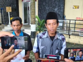 Suharman (41) diduga menjadi korban pengeroyokan di Desa Embacang, Kecamatan Lubuk Keliat, Kabupaten Ogan Ilir, Sumatera Selatan, pada Selasa (4/11/2025).