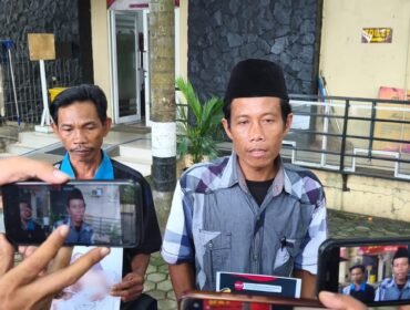 Suharman (41) diduga menjadi korban pengeroyokan di Desa Embacang, Kecamatan Lubuk Keliat, Kabupaten Ogan Ilir, Sumatera Selatan, pada Selasa (4/11/2025).