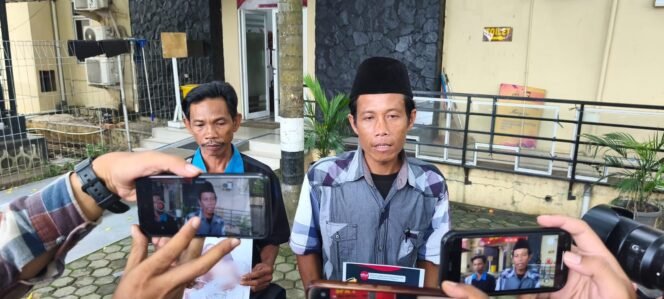 
Suharman (41) diduga menjadi korban pengeroyokan di Desa Embacang, Kecamatan Lubuk Keliat, Kabupaten Ogan Ilir, Sumatera Selatan, pada Selasa (4/11/2025).