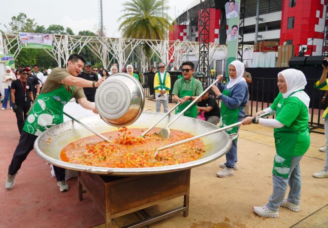 
Feby Deru Kolaborasi Bareng Chef Arnold & Bobon Santoso: Masak Pindang Tulang 1.000 Porsi di JSC