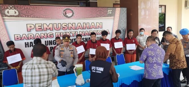 
Bandar hingga Pengedar Sabu dan Ekstasi Tertawa Saat Pemusnahan Barang Bukti di Polda Sumsel