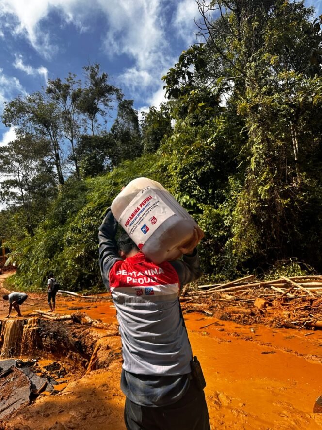 
Dukung Terbukanya Akses Jalan, Pertamina Pasok Bahan Bakar untuk Operasional Alat Berat Penanggulangan Bencana Sumatera