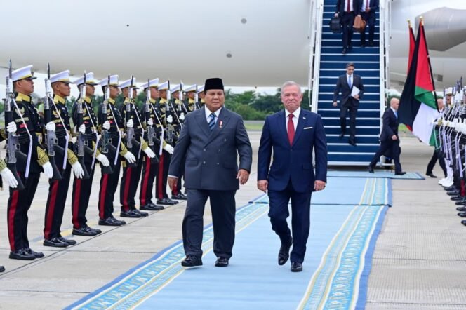 
Prabowo Sambut Langsung Ketibaan Raja Abdullah II ibn Al Hussein di Jakarta