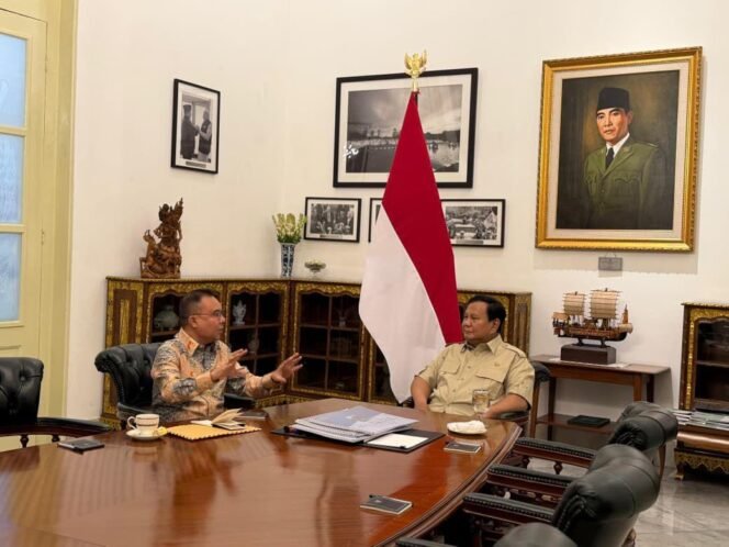 
Prabowo Bahas Sejumlah Program Strategis Bersama Wakil Ketua DPR RI di Istana Merdeka