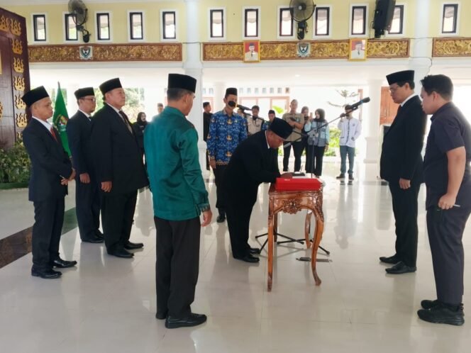 
Bupati dalam pelantikan Pimpinan Badan Amil Zakat Nasional (Baznas) Kabupaten Muara Enim periode 2025-2030, di Balai Agung Serasan Sekundang, Senin 17 November 2025. Foto : Diskominfo Muara Enim