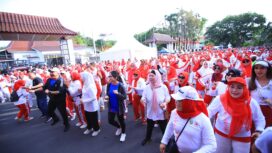Kegiatan senam jantung sehat dalam rangka HUT ke-44 YJI di kawasan Kambang Iwak, Minggu (9/11/2025).