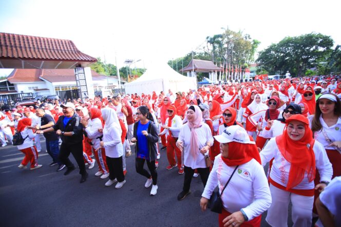 
Kegiatan senam jantung sehat dalam rangka HUT ke-44 YJI di kawasan Kambang Iwak, Minggu (9/11/2025).