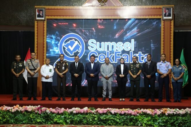 
Siap Perangi Berita Hoaks, Herman Deru Lantik 72 Anggota Bakohumas dan Luncurkan Platform Cek Fakta