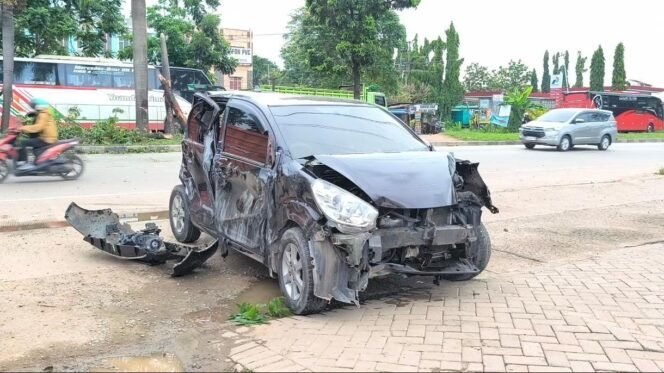 
Truk Tabrak Mobil di Jalan Soekarno-Hatta Palembang, Sirion Terpental ke Trotoar dan Tabrak Pohon