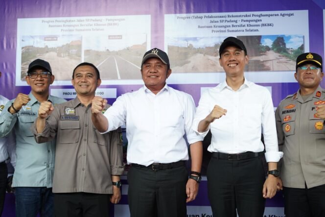 
Akselerasi Pembangunan OKI, Herman Deru Serahkan Bangubsus Rp371 Miliar