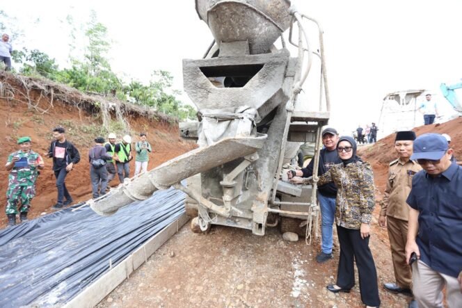 
Herman Deru Resmikan Jalan Poros Pulau Panggung–Gumay Ulu, Akses Warga Kian Cepat dan Lancar