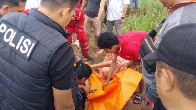 
Heboh! Warga Gandus Temukan Mayat di Aliran Sungai