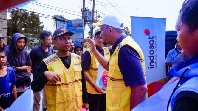 
Indosat Ooredoo Hutchison Beri Bantuan Kemanusiaan Warga Terdampak Bencana di Langkat