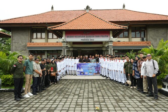 
Rombongan Paskibraka Pali di Kantor Kesbangpol Bali. Foto : Istimewa