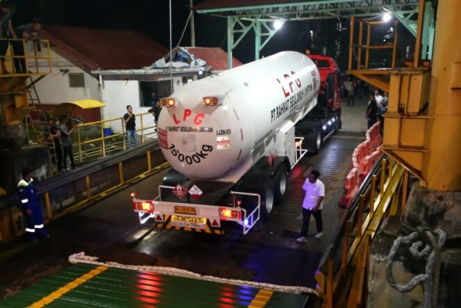 
Pertamina Patra Niaga Sumbagut Kirim Tangki Bermuatan LPG dan Mobil Tangki BBM, Menggunakan Kapal