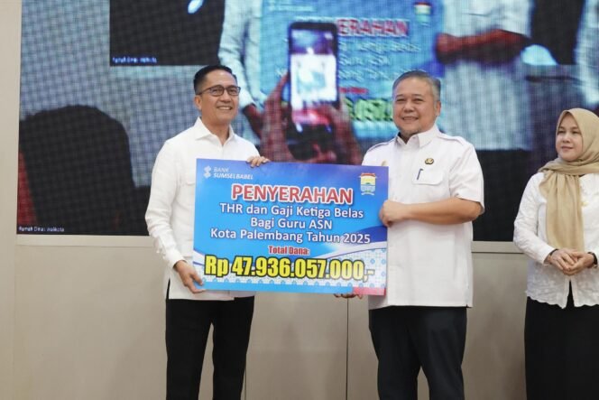 
Kado Akhir Tahun, Ratu Dewa Cairkan Dana Tunjangan dan THR untuk Guru Palembang