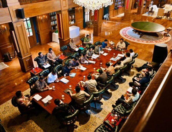 
Prabowo Pimpin Ratas Bahas Percepatan Penanganan Bencana dan Kesiapan Libur Nataru