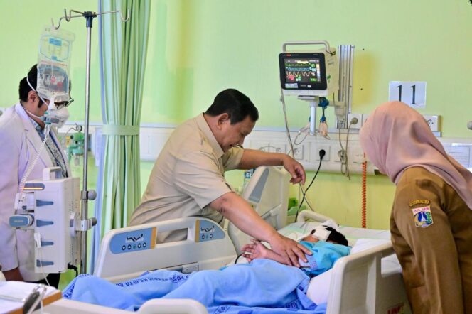 
Prabowo Jenguk Siswa dan Guru SDN 01 Kalibaru, Pastikan Penanganan Medis Terbaik