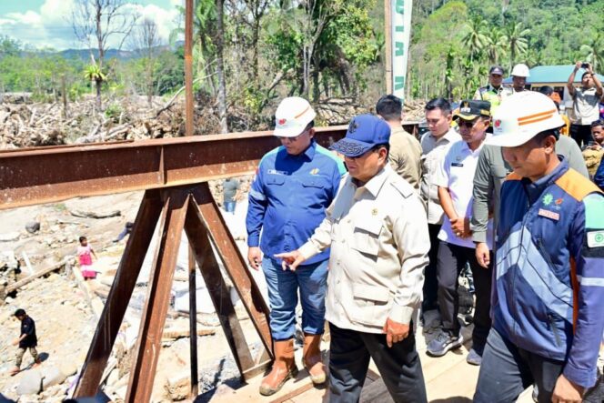 
Prabowo Tinjau Pembangunan Jembatan Bailey Sungai Garoga di Tapanuli Selatan